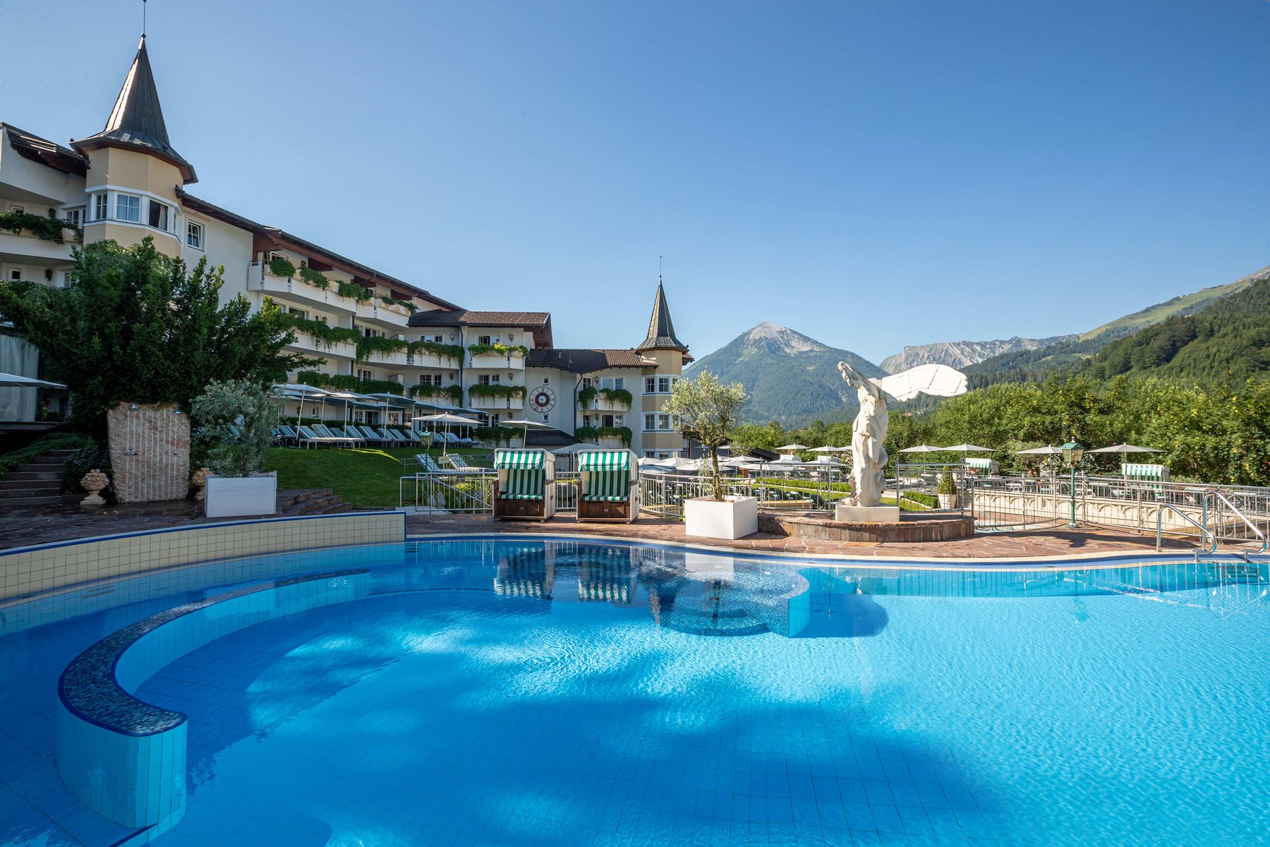 Posthotel Achenkirch mit Pool und Bergkulisse